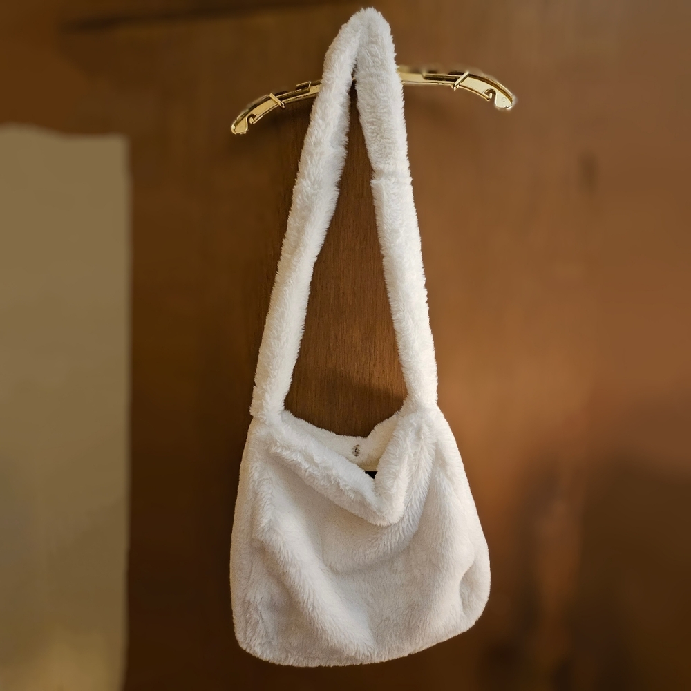 Forever 21 plush white over the shoulder tote bag with magnetic closure snap - Picture 2 of 8